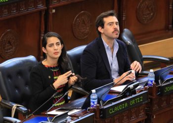 Nuestro Tiempo confirma negociaciones entre oposición y desmiente a Claudia Ortiz