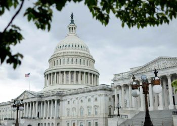 Fitch advierte a Estados Unidos con rebajar su calificación de riesgo