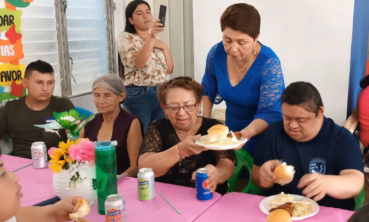 Elizabeth (de azul) se
 siente comprometida con ayudar a su país y su familia la apoya.