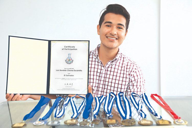 Talento. El joven ha recibido varios reconocimientos en el área de la química.