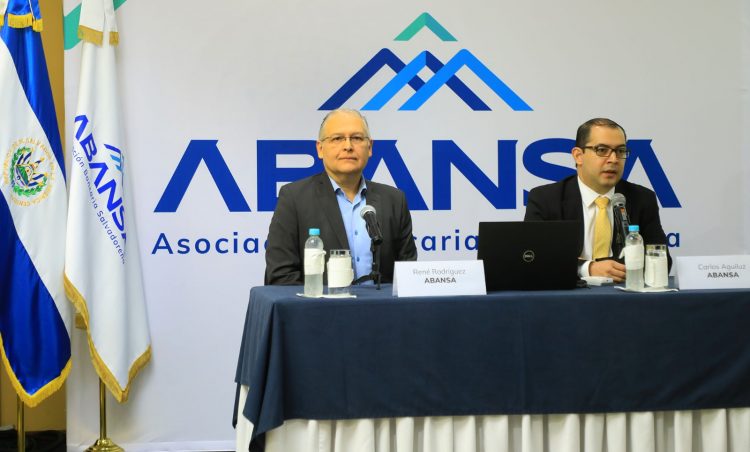 Carlos Aguiluz y René Rodríguez, expertos cibernéticos de Abansa, explicaron sobre este tipo
de delito. Foto / Edison González.