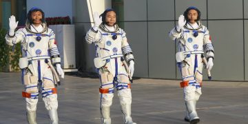 Misión china con primer astronauta civil llega a estación Tiangong