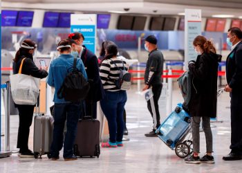 Anticipan grandes multitudes para temporada de viajes de verano en EE. UU. y altos precios