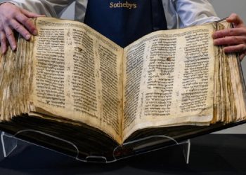 Antigua Biblia hebrea se vende por cifra récord de $38,1 millones