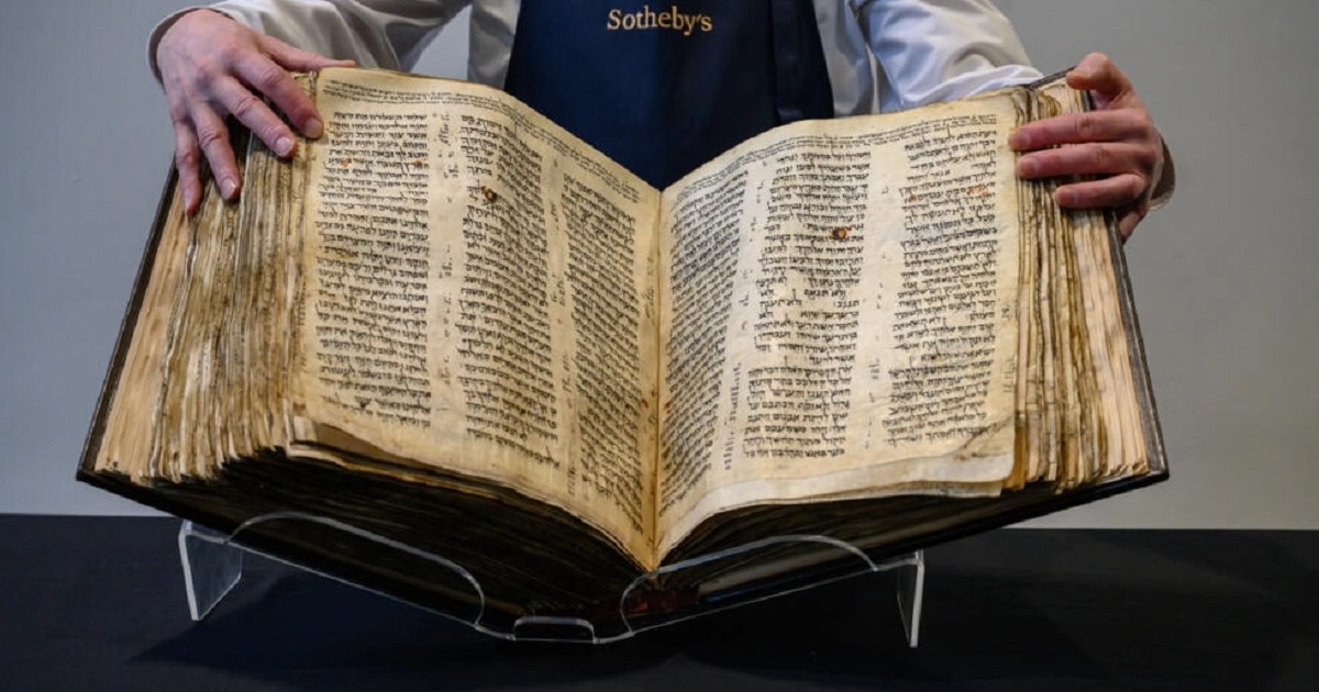 Antigua Biblia hebrea se vende por cifra récord de $38,1 millones ...