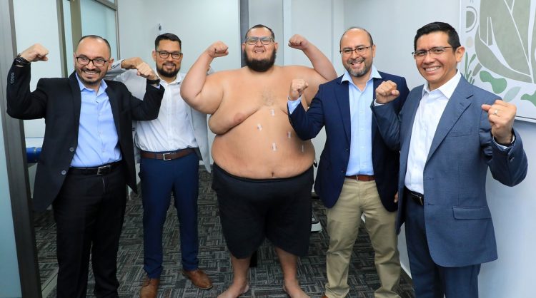 Tres cirujanos y un anestesiológo son parte del equipo de Avante que han acompañado al Gordo de Soyacity en esta operación. Fotos: Guillermo Martínez.