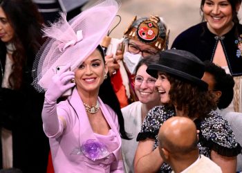 Katy Perry pasó momentos incómodos durante la coronación de Carlos III