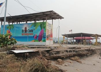 Movimiento natural del mar afecta a negocios en El Esterón, La Unión