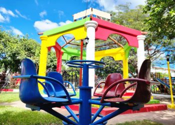 Inauguran obras de remodelación de parque infantil en San Vicente