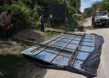Retiran estructuras publicitarias ilegales en Santa Ana