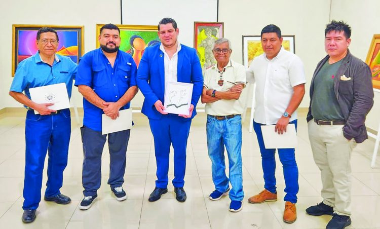 El gobernador de
La Paz, Víctor Coto,
junto con los pintores
en la inauguración.