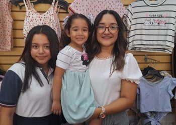 Karen creó su negocio de venta de ropa inspirado en sus dos hijas