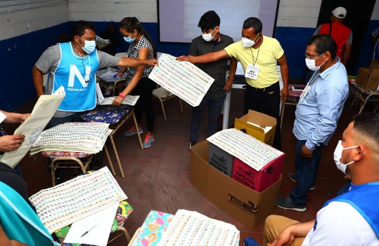 San Salvador 28 de Febrero de 2021.

Elecciones 2021. Elecciones ara alcaldes, diputaciones y parlaren. Conteo de Votos en el Centro Escolar General Manuel Belgrano.


Foto DESA/ Diego García.