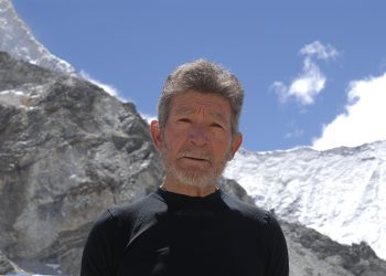 Alpinista español de 84 años abandona intento de escalar su 13º pico más alto del mundo