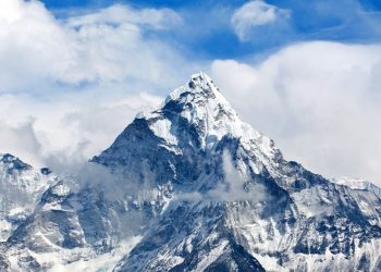 Montañista india y guía nepalí mueren en el Everest