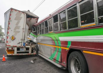 Busero choca con rastra y deja cuatro personas lesionadas en San Pedro Perulapán
