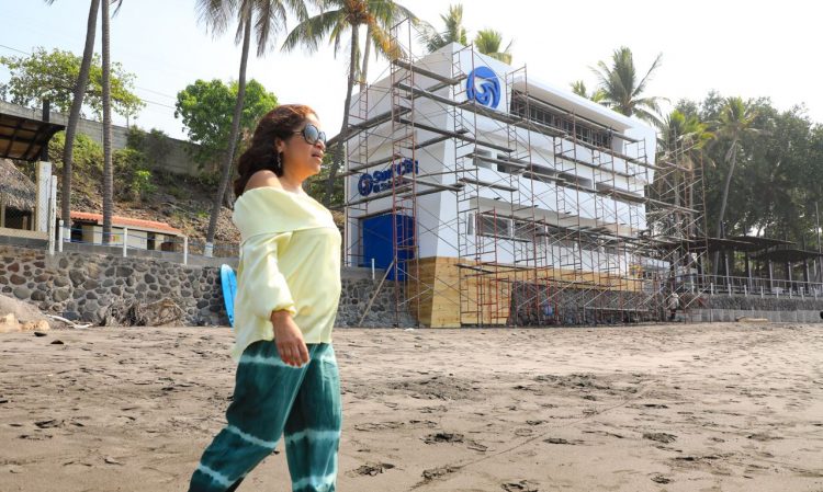 La Ministra de Turismo, Morena Valdez, hizo un recorrido en la Playa El Sunzal, para verificar que todo estará listo para este domingo, cuando se inaugure el primer torneo de surf de este año. Fotos / Edison González