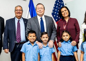 Firman alianzas para mejorar escuelas en El Salvador