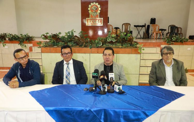 El presidente de Colegios Priivados, Javier Hernández, dio el anuncio. Foto de Jarvyn Muñoz, Diario El Salvador.