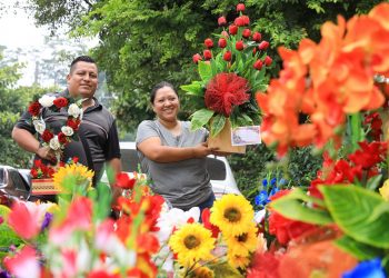Fotos: Comerciantes ofrecen arreglos florales dedicados a las madres salvadoreñas