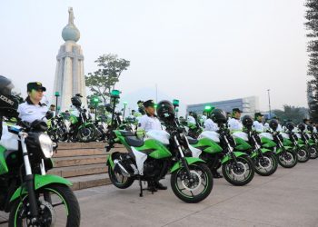 Gobierno de El Salvador entrega motocicletas y dispositivos de control de velocidad a gestores de tráfico