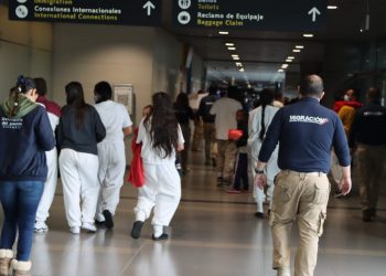 EE.UU. pide a migrantes no «ponerse violentos» en vuelo de repatriación