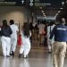 EE.UU. pide a migrantes no «ponerse violentos» en vuelo de repatriación