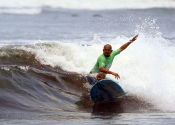 Amado de Jesús Alvarado se reivindicó en el repechaje en el ISA World Longboard Championship