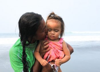 Las madres surfistas y su doble rol sobre las olas