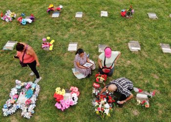FOTOS: Salvadoreños honran la memoria y el recuerdo en el Día de las Madres