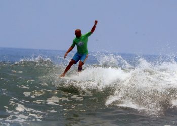 El Salvador sigue vivo en el Surf City ISA World Longboard Championship