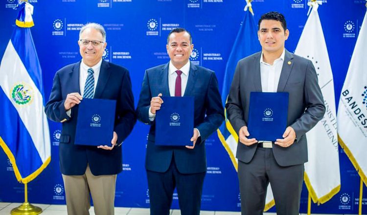 Moisés Cabrera, de Bandesal; Alejandro Zelaya, ministro de Hacienda y César Falconi, del BID, en la firma de la garantía soberana del Estado.