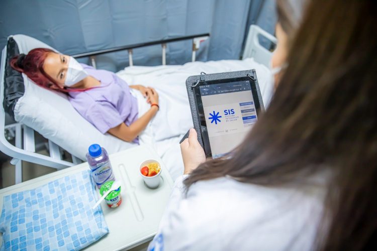 Integralidad. El personal de salud puede consultar información del paciente en línea. Foto: Minsal.