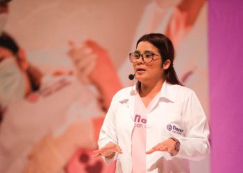 Médicos y personal de salud participa en charla magistral de parto respetado