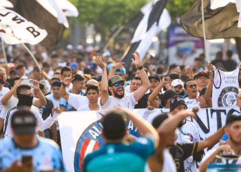 Afición del Alianza marcha en caravana hasta el Cuscatlán 