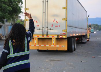 Técnicos del VMT verifican que las rastras cumplan con la restricción de horario de circulación