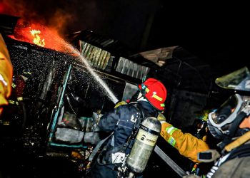 Bomberos controló incendio en locales comerciales en el Centro de San Salvador