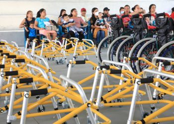 El ISRI entrega andaderas pediátricas a niños para mejorar su movilidad