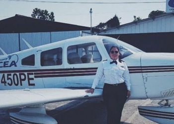 Madre, piloto y tornera que lucha por salir adelante en Zacatecoluca
