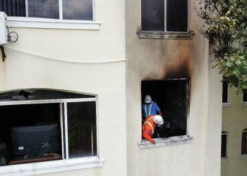Bomberos controlan incendio en apartamento en colonia San Benito, San Salvador