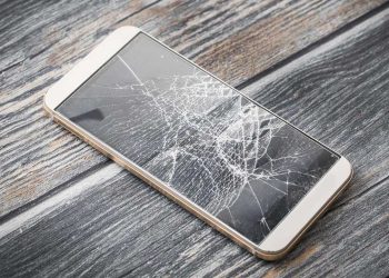 ¡Toma nota! Consejos para evitar los accidentes más frecuentes y dañinos para tu smartphone