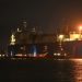 Un petrolero averiado remolcado en el canal de Suez