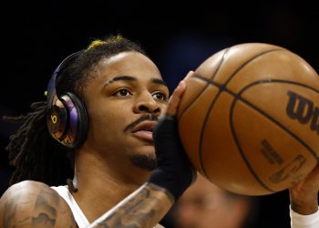 NBA suspende 25 partidos a Ja Morant, estrella de Grizzlies, por otro vídeo con arma