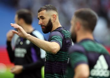 Los aficionados del Real Madrid despiden entre tristeza y reconocimiento a Benzema