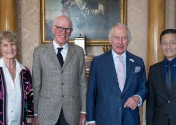 Carlos III de Inglaterra recibe a hijos de primeros montañistas que llegaron al Everest