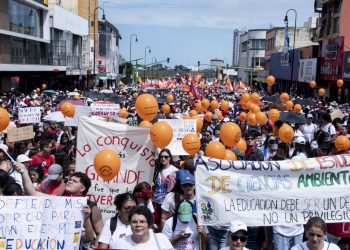 Miles de personas protestan en Costa Rica en defensa de la educación pública