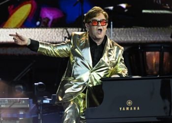 Emotivo Elton John se despide en festival de Glastonbury
