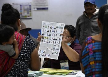 Guatemaltecos votan para elegir presidente en medio de la pobreza y corrupción