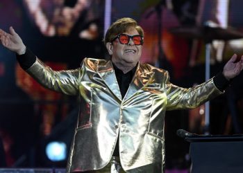 Emotivo Elton John se despide en festival de Glastonbury