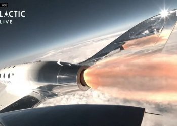 Virgin Galactic lleva a sus primeros clientes al espacio
